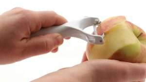Lupljenje jabolka z belim lupilnikom z levo roko