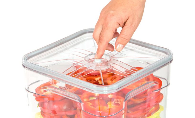 Prikaz popuščanja ventila na prozornem gastro vakuumskem pokrovu.