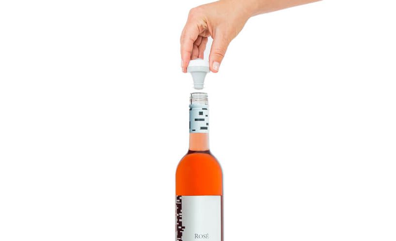 Vstavljanje vakuumskega zamaška v steklenico vina