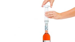 Prikaz vakuumiranja steklenice vina z ročno vakuumsko črpalko in vakuumskim zamaškom.