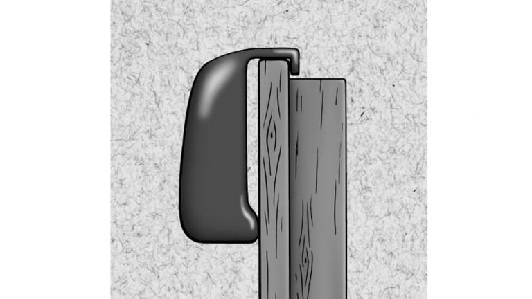 Skica zataknjenega obešalnika na vratih.