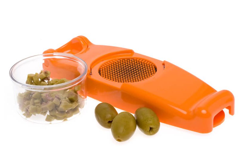 Olive, narezane z mini rezalnikom čebule v oranžni barvi