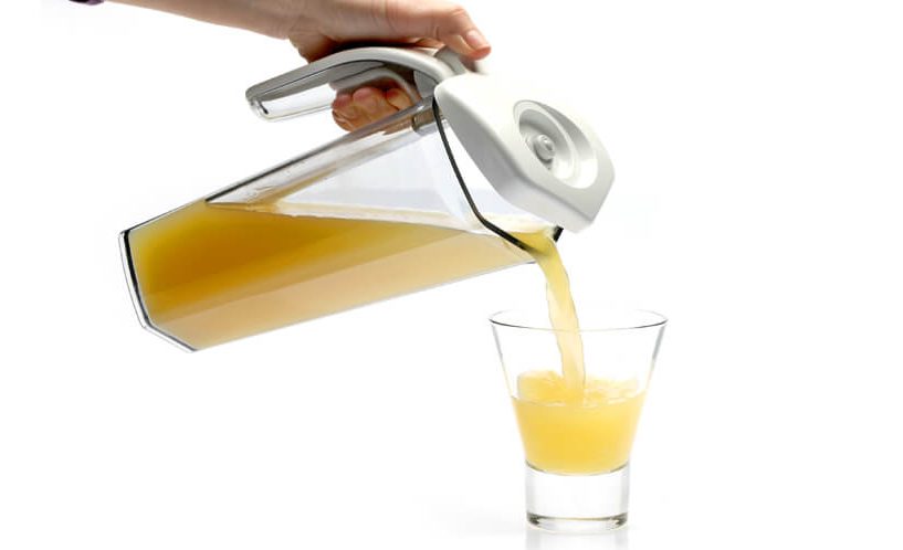Prikaz nalivanja pomarančnega soka iz vakuumskega vrča.