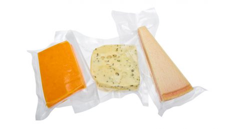 Tri vrste sira zavakuumirane na belem ozadju.