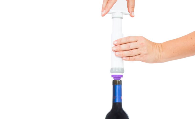 Vijoličen vakuumski zamašek za vino na steklenici-prikaz vakuumiranja